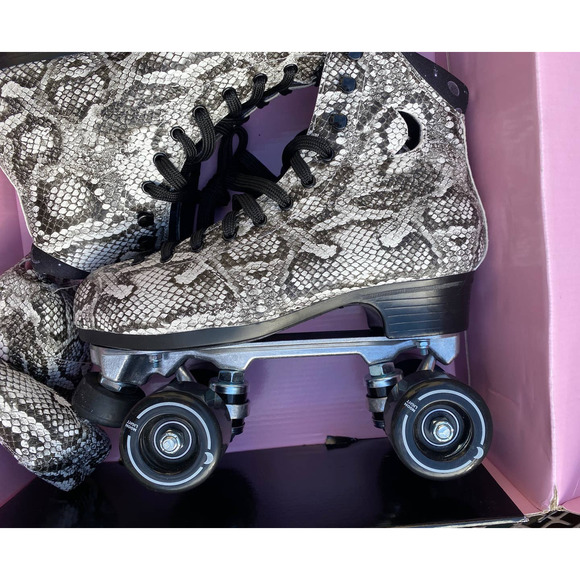 SOLD Moonlight Roller Charmer Skates Black & White Faux Snakeskin Leather SIZE 7 - Picture 11 of 16